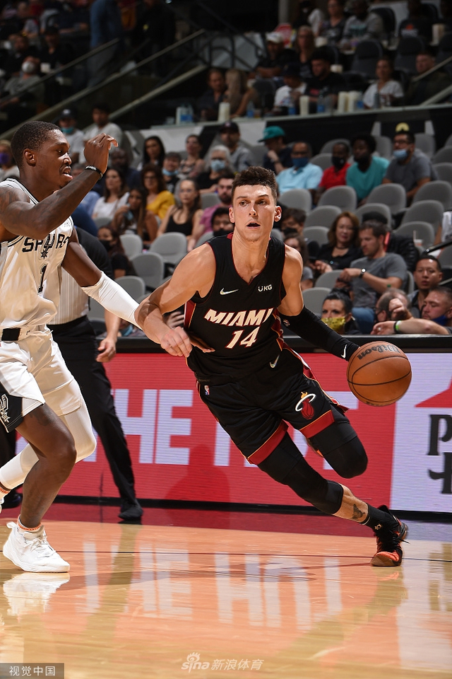 足球场上的 足球场上的